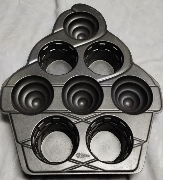 Wilton Giant Ice Cream Cone Cupcake Pan Nonstick 7 Cavity Muffin Top Baking Mold - Picture 2 of 11